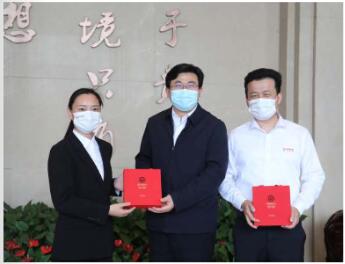 区委书记乔俊杰走访菲律宾欧博(股份)有限公司官网并发放“常商服务卡”